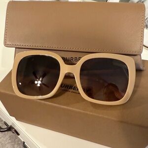 Burberry Caroll Sunglasses in Beige.
